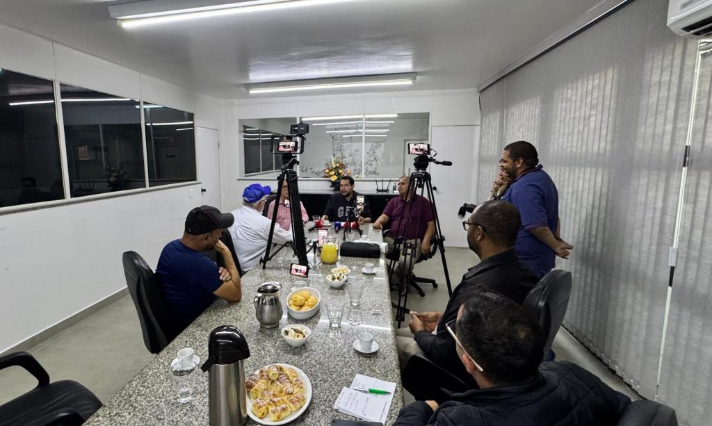 Prefeito faz balanço de seis meses e anuncia obras de abastecimento de água, moradias e transporte coletivo mais barato