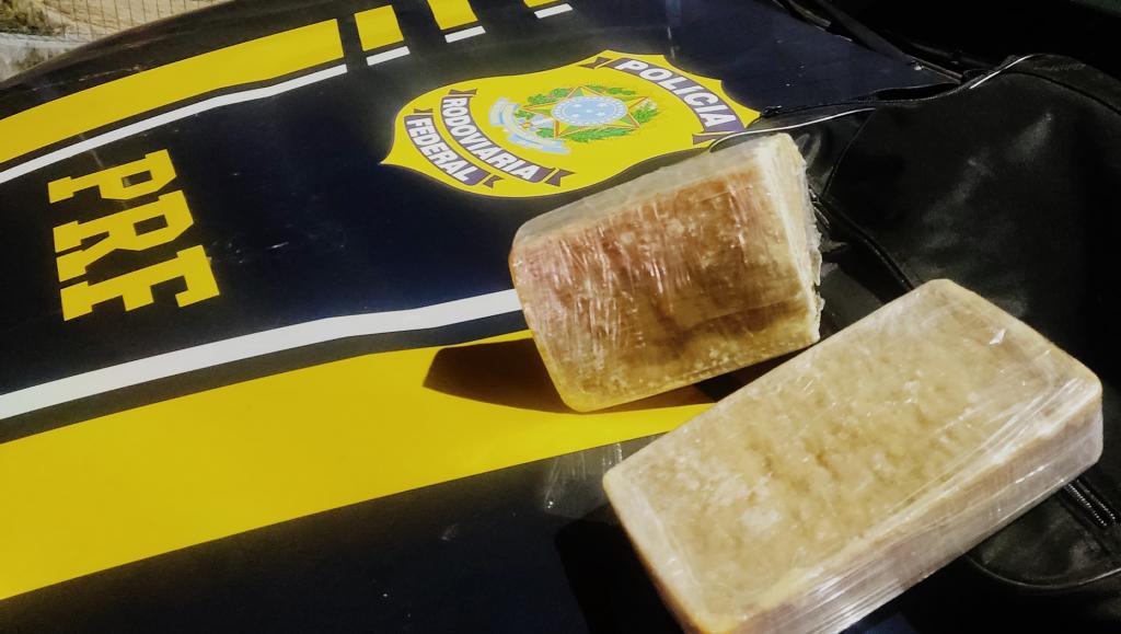 PRF prende mulher com barras de crack na BR-365 durante operação em Patos de Minas