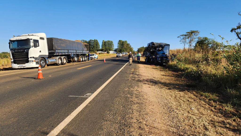 Caminhão bate na traseira de carreta na CMG-462 e...