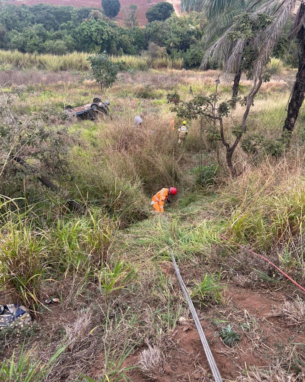 Capotamento na BR-365 deixa uma pessoa morta e duas...