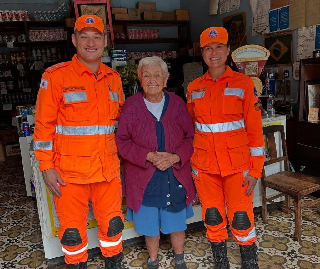 Cartão de comerciante emociona bombeiros e comandante faz visita surpresa a admiradora