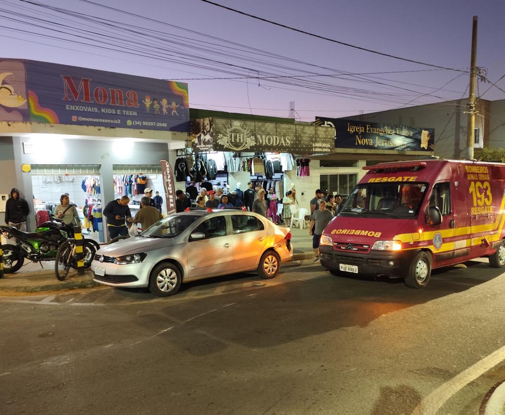 Motociclista sofre possível fratura após colisão violenta com carro em Patrocínio