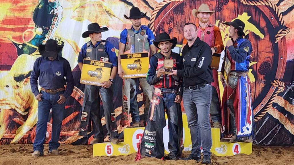 Paranaense de Loanda é o grande campeão do rodeio em touros da...