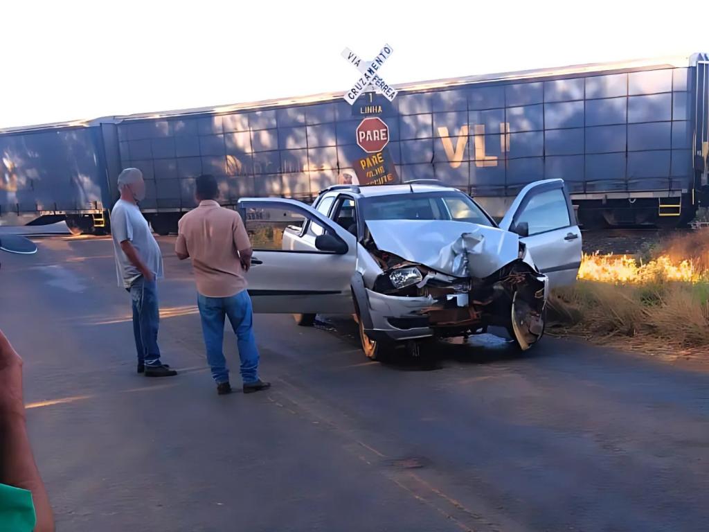 Locomotiva se choca com veículo utilitário em passagem de...