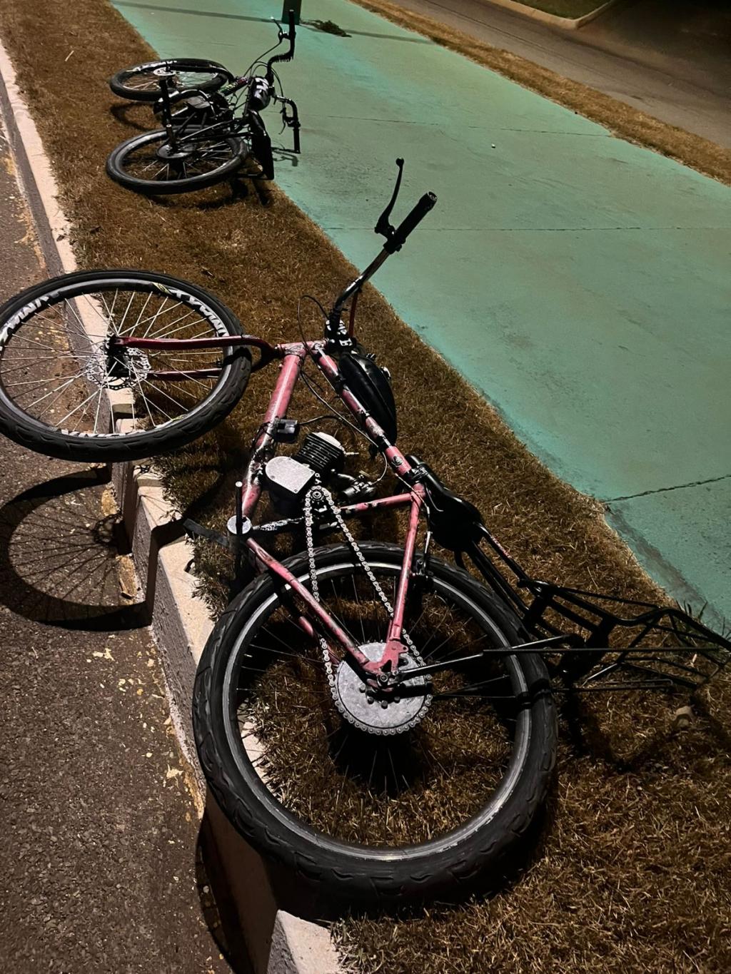 PM apreende bicicletas motorizadas irregulares e sem condutores habilitados próximo à rodoviária de Guimarânia