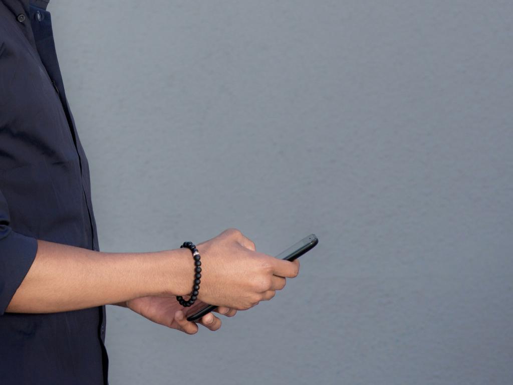 Homem furta celular avaliado em R$ 1 mil em loja do centro de Patrocínio