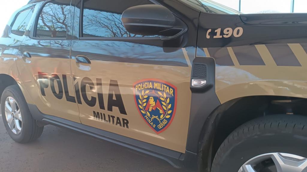 Homem invade casa, tenta se esconder em cama e acaba preso pela polícia