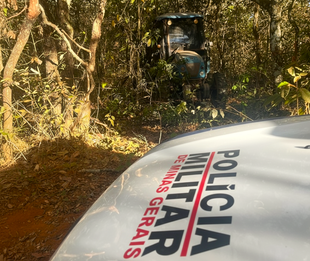 Trator furtado é achado camuflado por galhos em mata em Patrocínio
