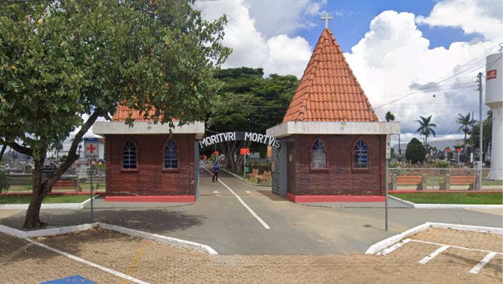 Cemitério Municipal de Patrocínio passa por manutenção antes do Dia de Finados