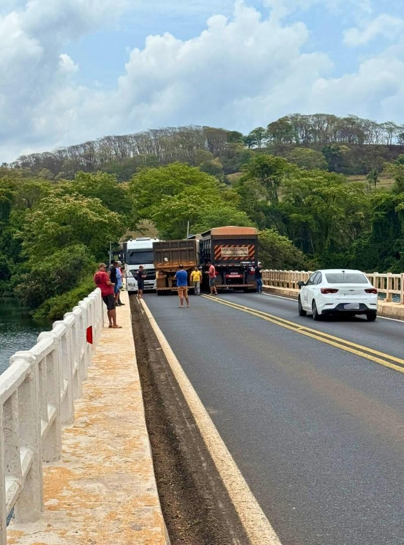 Imagem 1 do post Acidente entre caminhões bloqueia ponte da BR-365 entre Patrocínio e Uberlândia