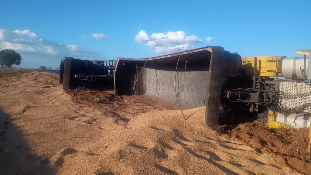 Caminhão tomba na BR-146 em Serra do Salitre após...