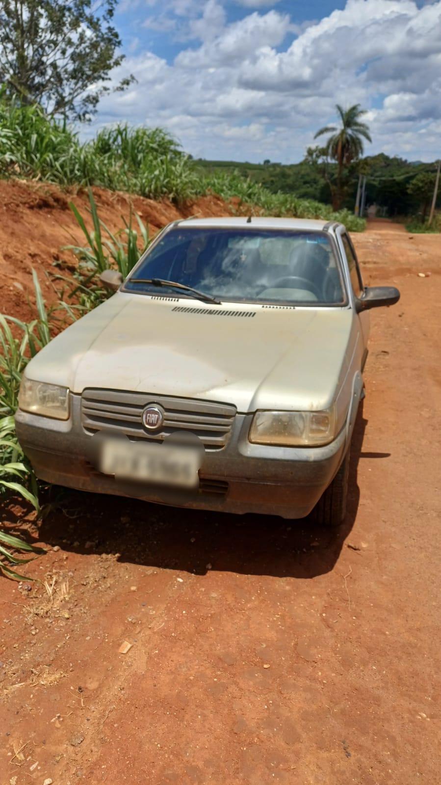 Imagem 2 do post Carro é furtado com chave na ignição e acaba abandonado em estrada rural em Patrocínio