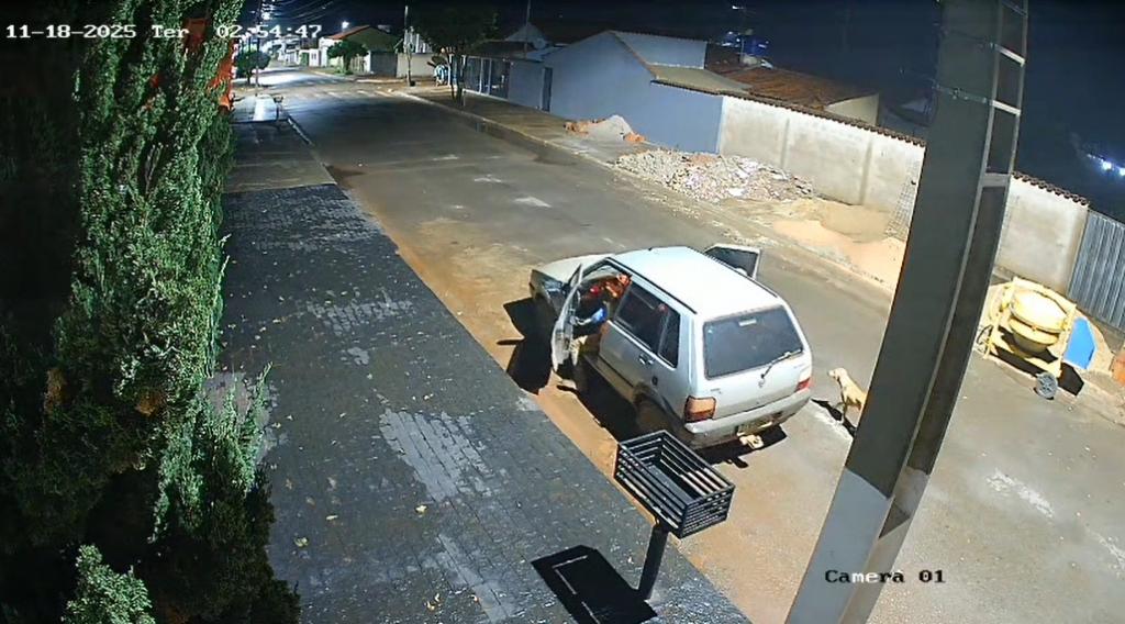 Carro é furtado com chave na ignição e acaba abandonado em estrada rural em Patrocínio