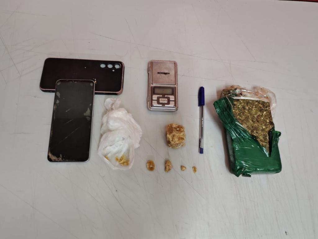 Jovem é preso por tráfico de drogas em Coromandel