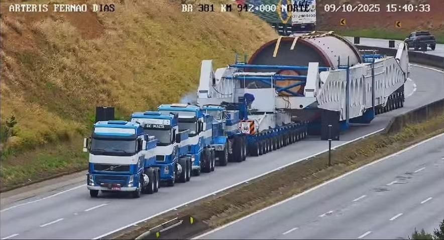 Carreta com peça gigante provoca interdições na BR-365 entre...