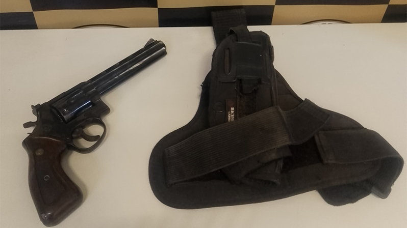 Homem é preso por ameaça e posse ilegal de...