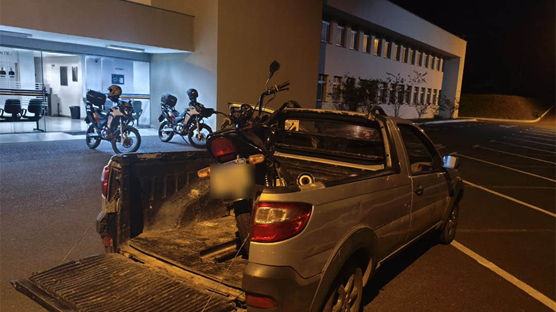 Motociclista é abordado após condução perigosa e ruído excessivo...