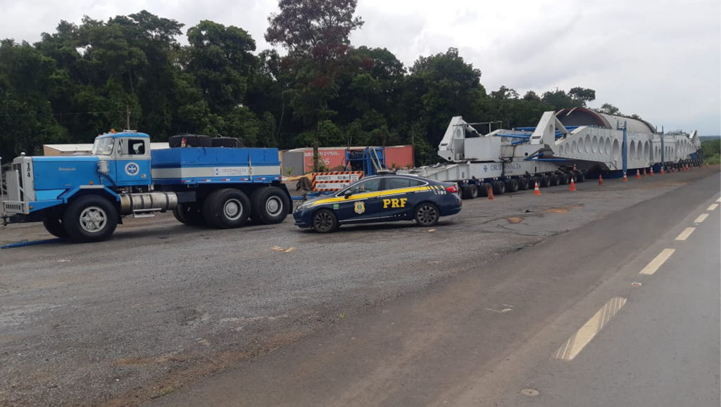 PRF realiza etapa de escolta de supercarga de 636 toneladas na BR-365;...