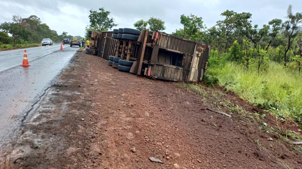 Carreta com bovinos tomba na BR-365, perto do trevo de Coromandel