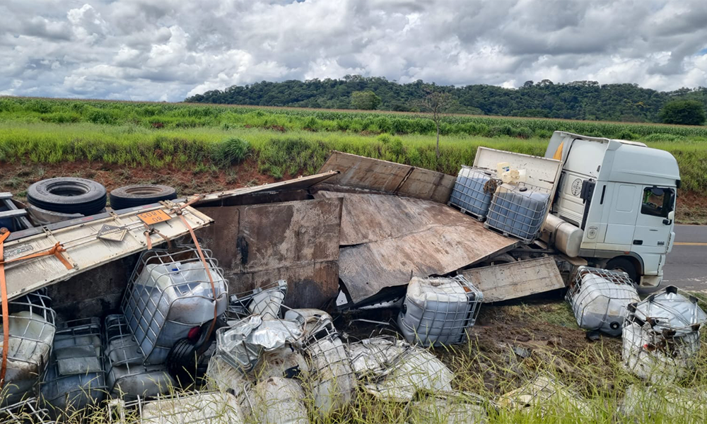 Carreta com carga química tomba na BR-365 e provoca...