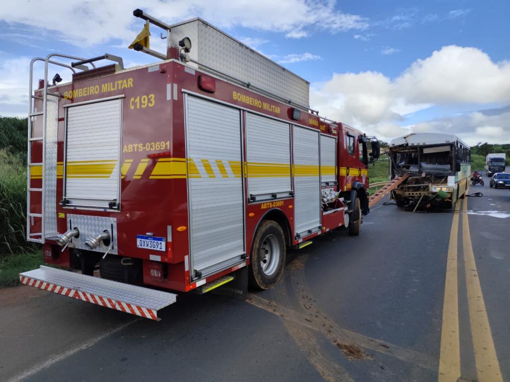 Imagem 7 do post Colisão entre ônibus rural e carreta deixa feridos leves na BR-365, em Patrocínio
