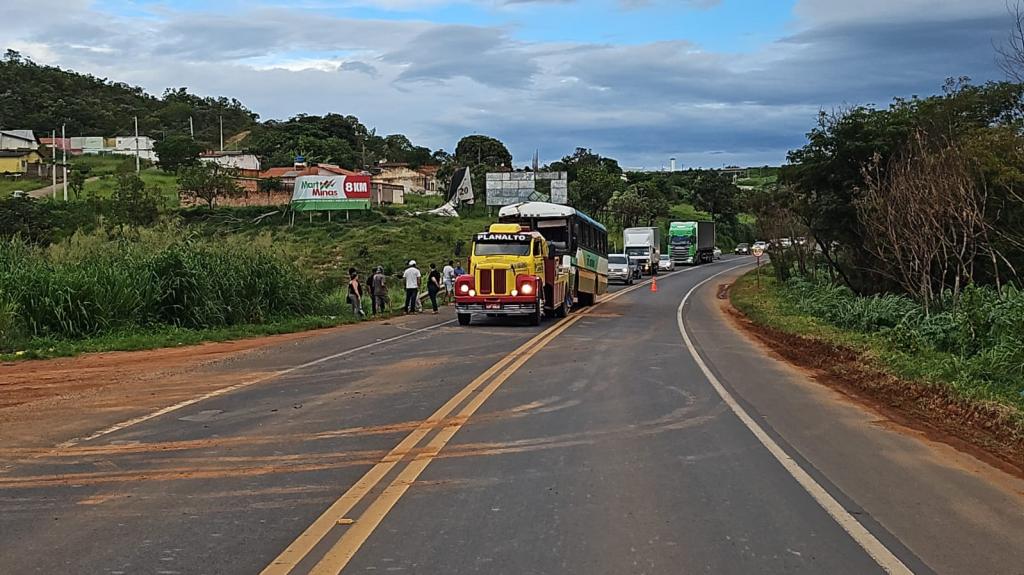Imagem 2 do post Colisão entre ônibus rural e carreta deixa feridos leves na BR-365, em Patrocínio