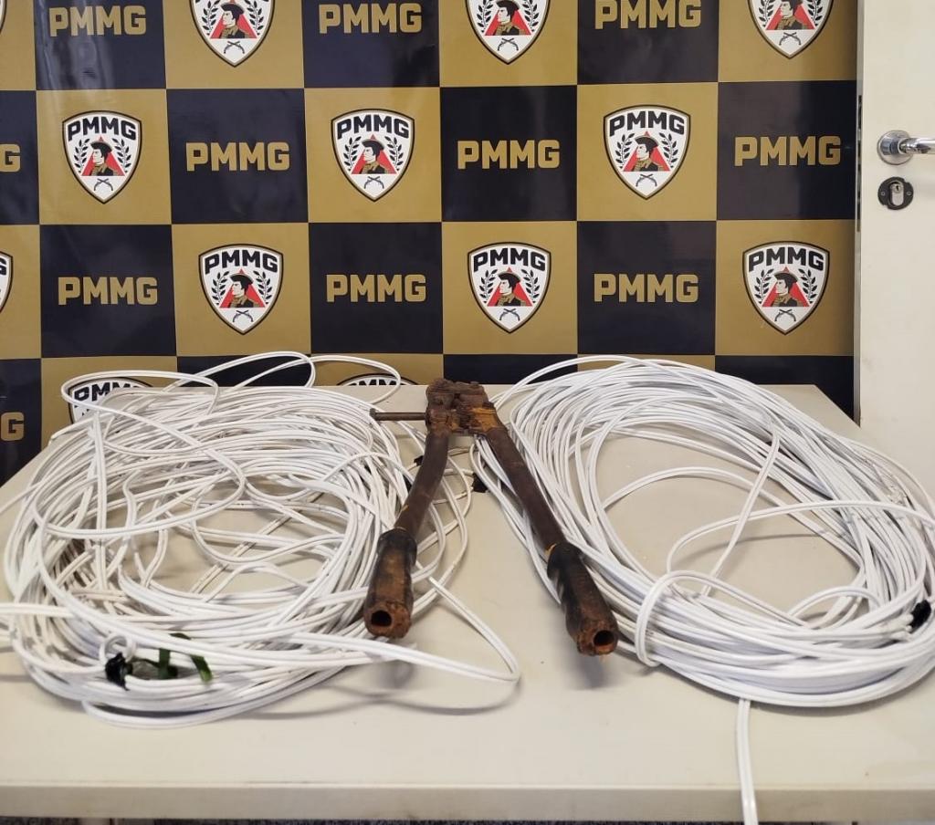 Criança é flagrada cortando fiação da iluminação natalina na Avenida Brasil