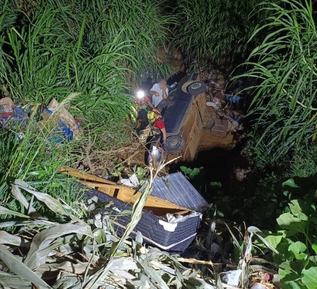 Homem é resgatado após capotar carro e cair em vala de seis metros no Serra Negra
