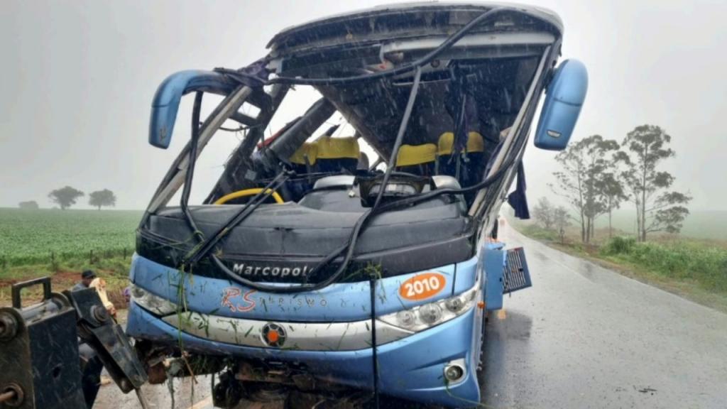 Ônibus que capotou na BR-365 seguia a 110 km/h em trecho de 80 km/h, aponta laudo