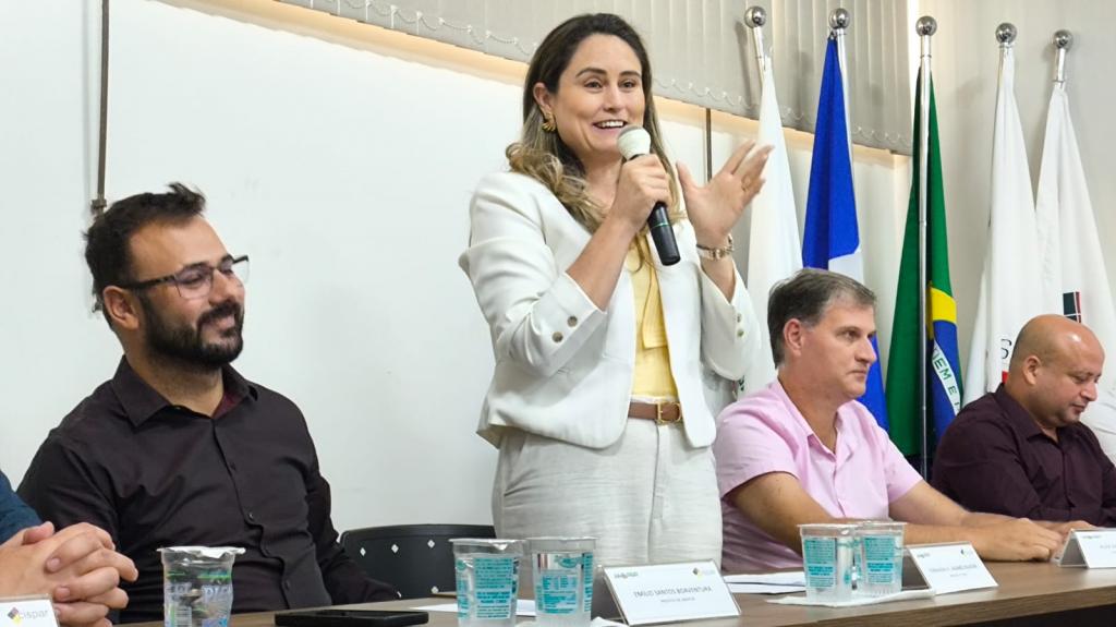 Prefeita de Tiros assume presidência da AMAPAR e sucede Gustavo Brasileiro