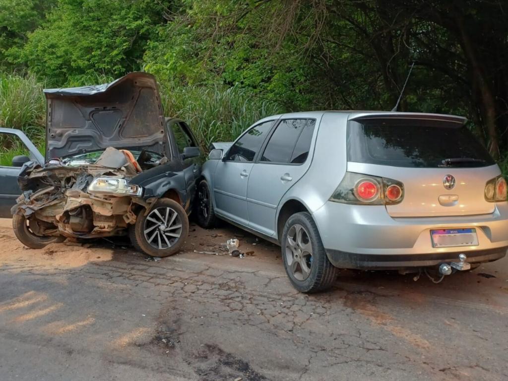 Quatro pessoas ficam feridas em colisão de frente entre Guimarânia e Patrocínio