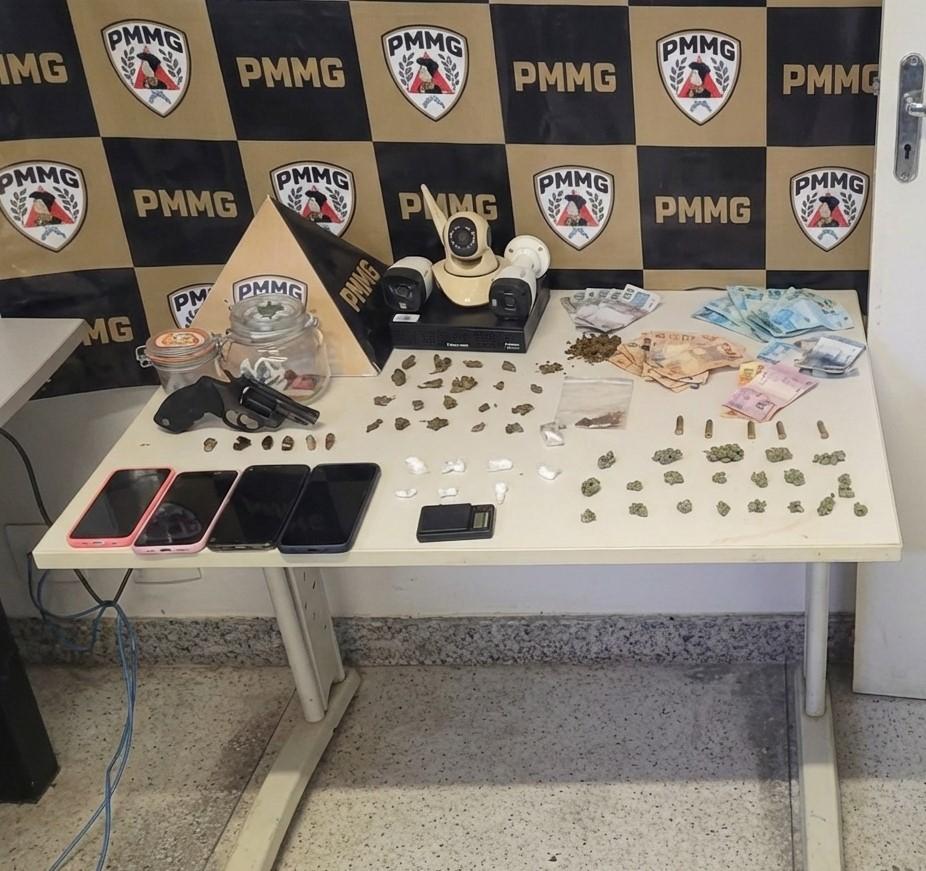 Trio acusado de tráfico é detido com drogas e arma na MG-230