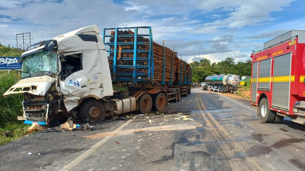 Acidente entre carretas interdita BR-365 e deixa motorista ferido...