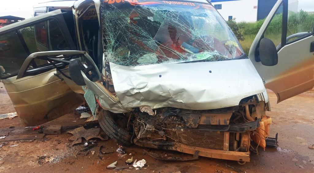 Batida entre van e carro deixa três mortos e 11 feridos em grave acidente na região