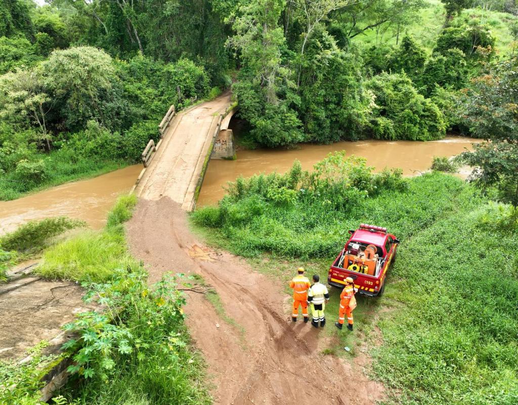 Bombeiros iniciam terceiro dia de buscas por jovem desaparecido...