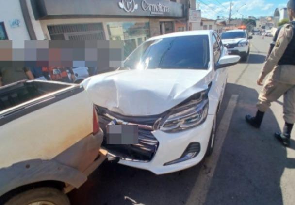 Imagem 2 do post Acidente entre quatro veículos termina com apreensão de armas, munições e drogas em Monte Carmelo