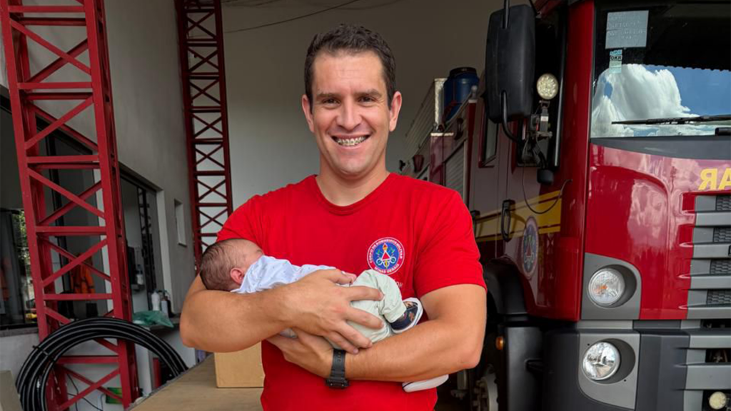 Após socorrer bebê engasgado, bombeiro recebe visita da família dias depois em Patrocínio