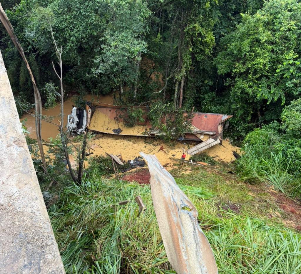Carreta cai de ponte na BR-365 entre Patos de Minas e Patrocínio;...