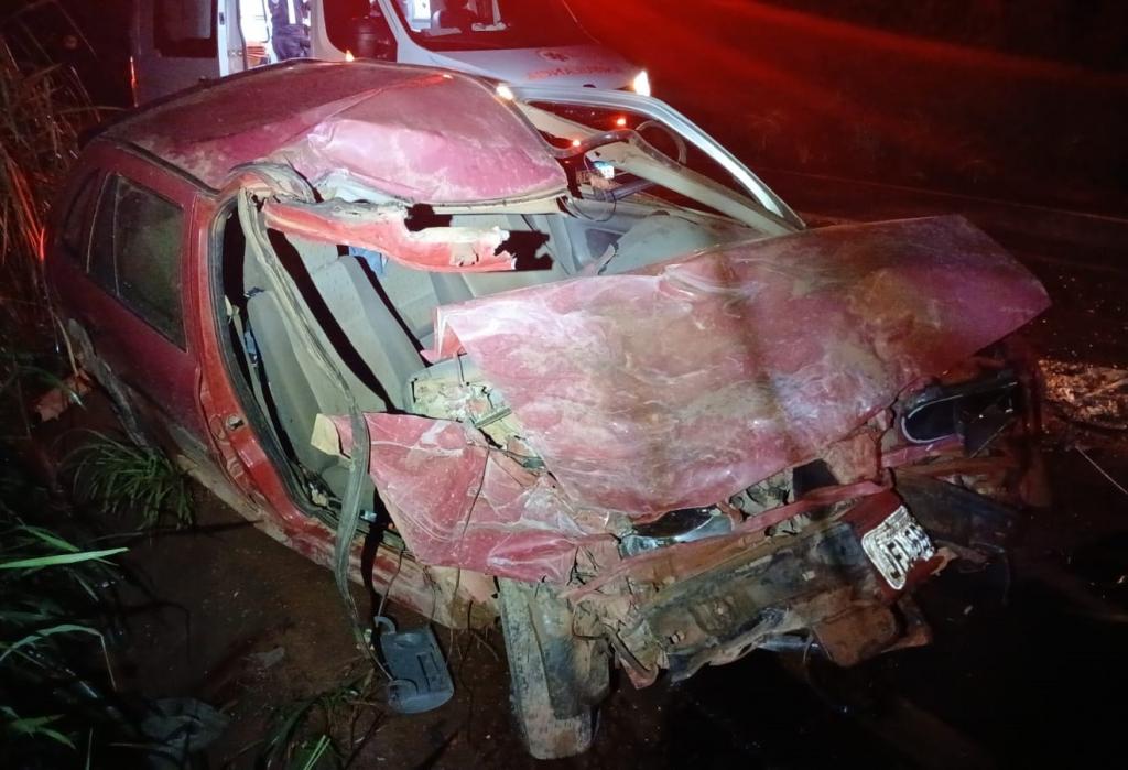 Motorista fica em estado grave após colisão entre carro e carreta na MG-190, em Monte Carmelo