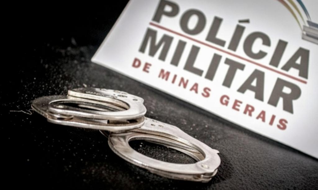 Mulher com mandado de prisão da Comarca de Patrocínio é detida pela Polícia Militar