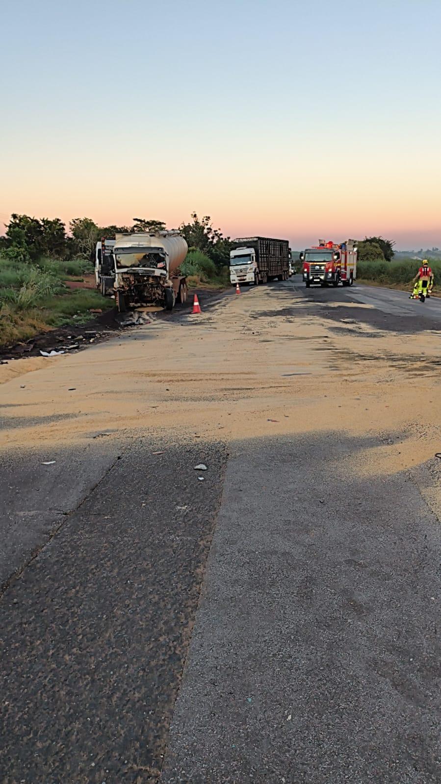Imagem 7 do post Mulher grávida e bebê que ela esperava morrem em grave acidente entre caminhões na BR-365 em Patrocínio