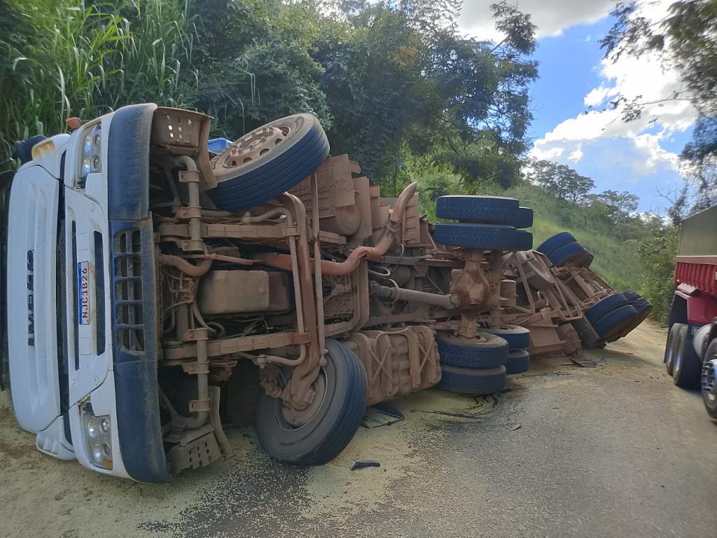 Imagem 3 do post Caminhão tomba na MG-188 em Coromandel e interdita parcialmente a rodovia