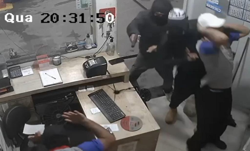 Dupla armada assalta posto de combustíveis no bairro Enéas Aguiar