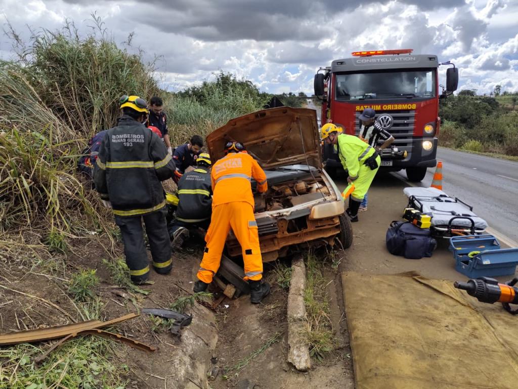 Imagem 4 do post Idoso fica preso às ferragens após batida entre dois carros na BR-365, em Patrocínio