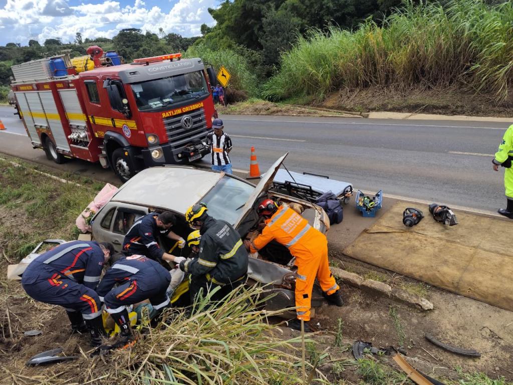 Idoso fica preso às ferragens após batida entre dois carros na BR-365,...