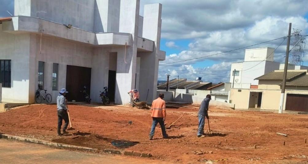 Terraplanagem e topografia da Praça Frei Galvão são concluídas no bairro Dona Diva