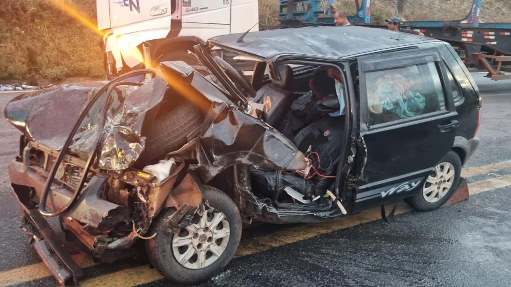 Acidente entre carro e tritrem deixa casal gravemente ferido na BR-146, em Serra do Salitre