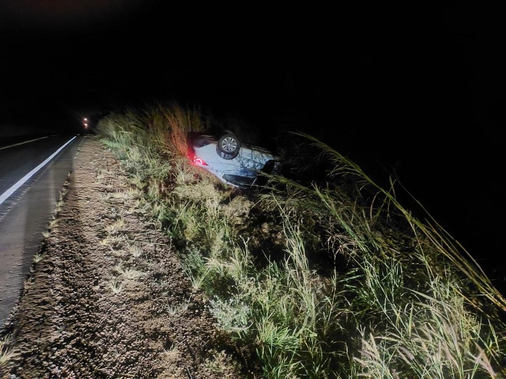 Ultrapassagem em local proibido termina em capotamento na MG-188, em Coromandel